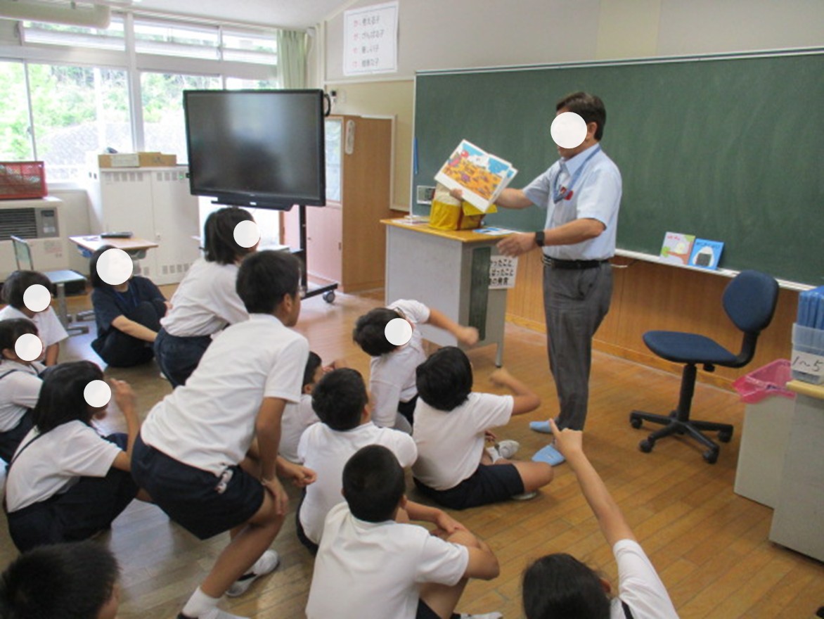 絵本の読み聞かせ