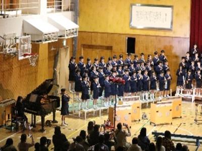 4年生でリコーダーを演奏する様子