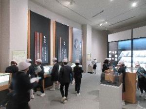 筆の里工房を見学している様子