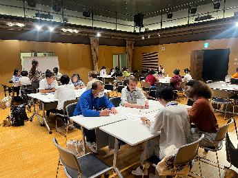 スタッフ同士で会話する様子