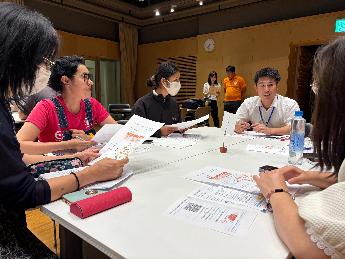 説明会で自己紹介をする様子