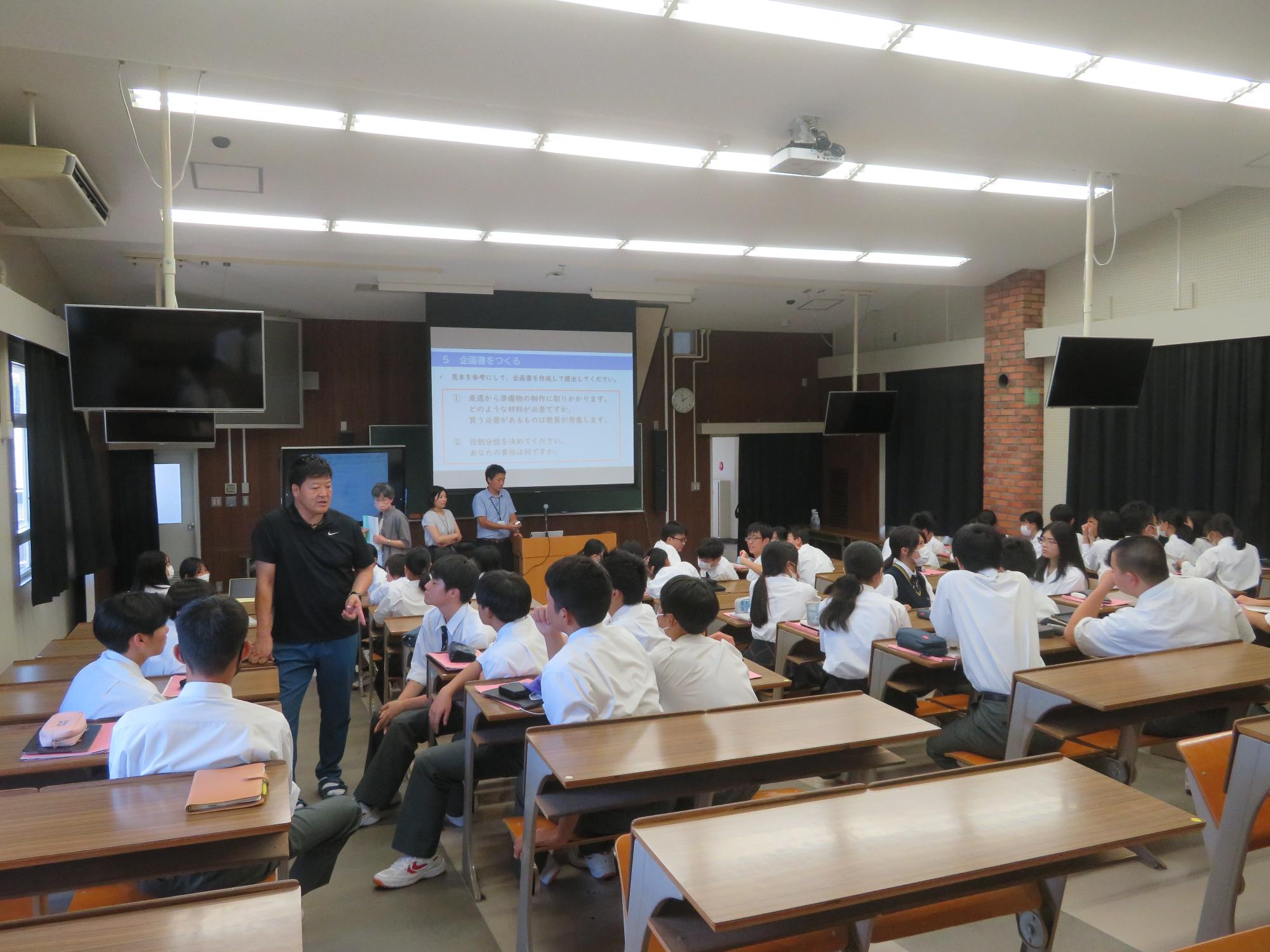 企画内容を話し合う様子