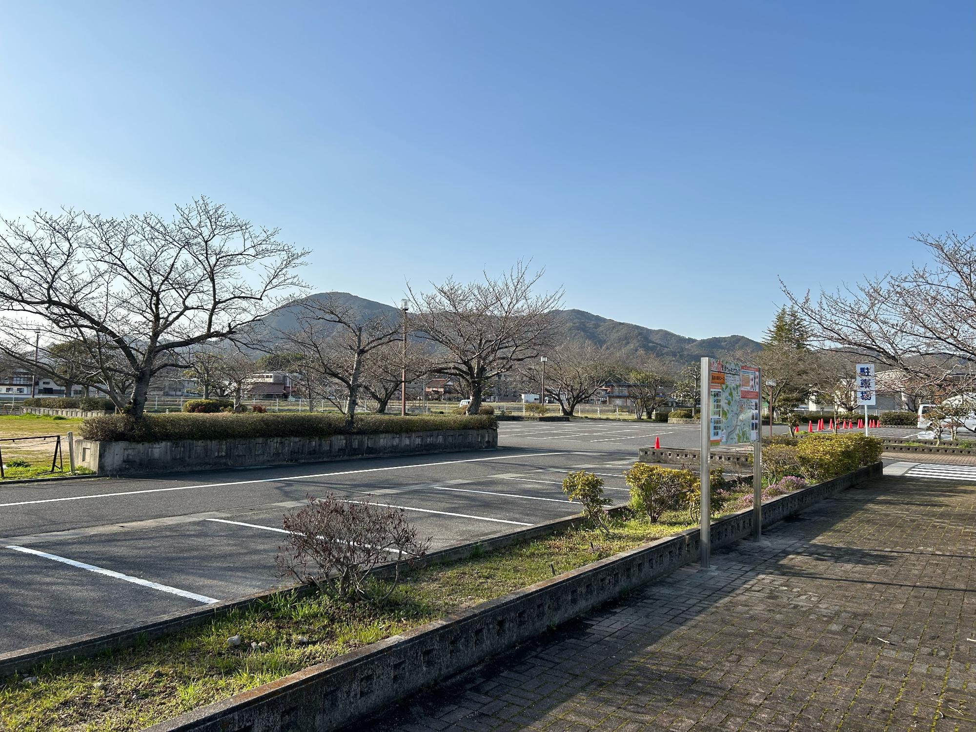 黒瀬生涯学習センター駐車場