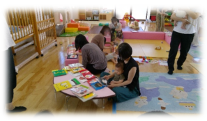すくすくサポートでの活動の様子3 絵本の読み聞かせ