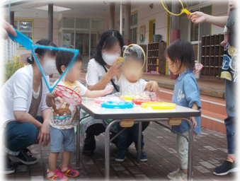 すくすくサポートでの活動の様子4 シャボン玉遊び