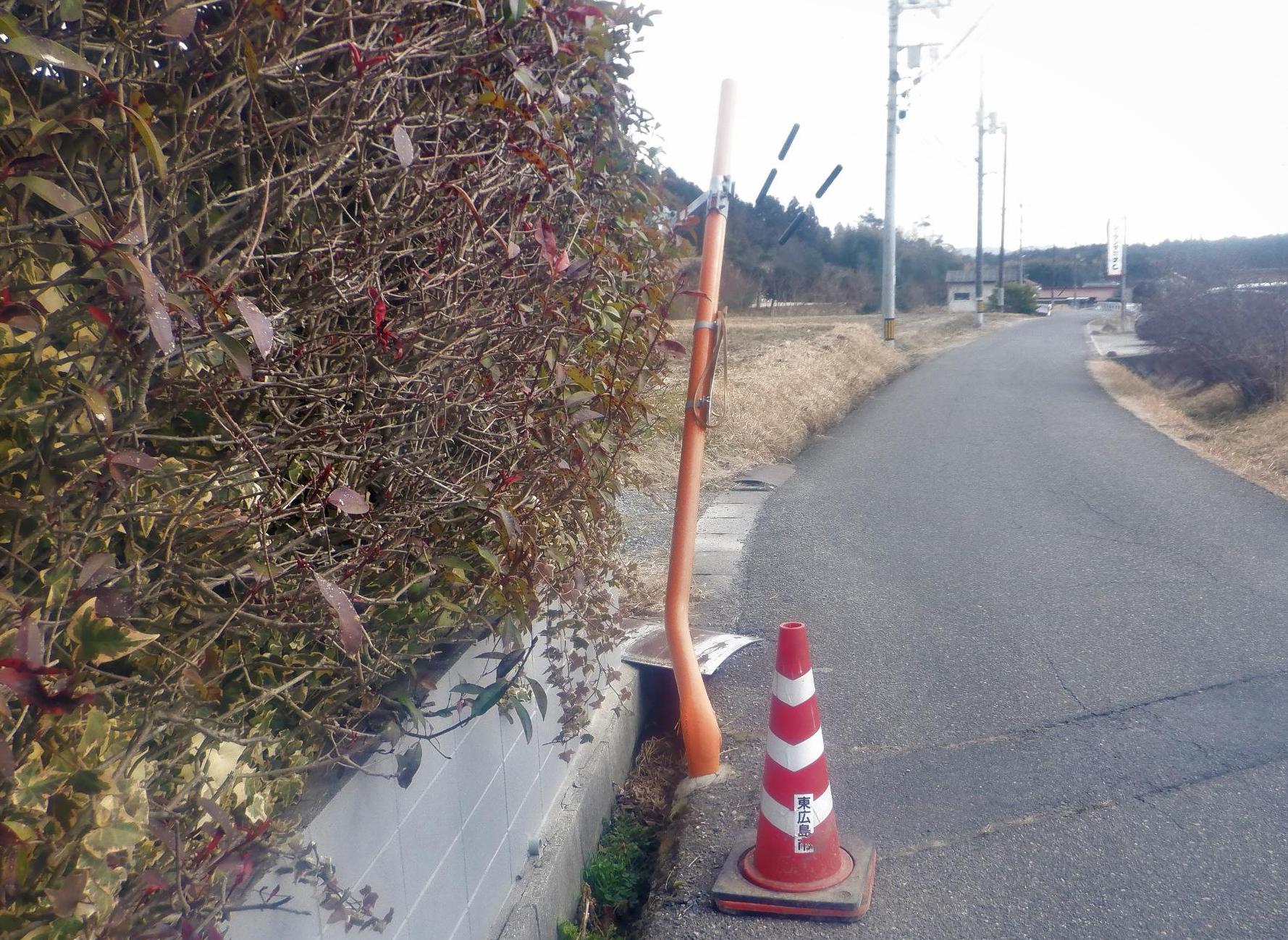 破損したカーブミラー
