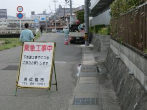 マンホールポンプ修理のために車が道路に止まっている写真