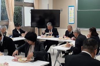 東西条小学校にて給食を試食