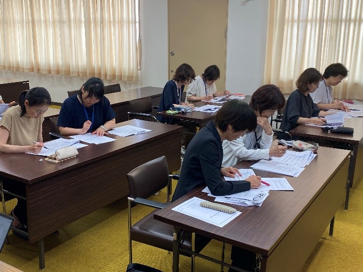 日本語指導担当者等研修で参加者が話し合う様子