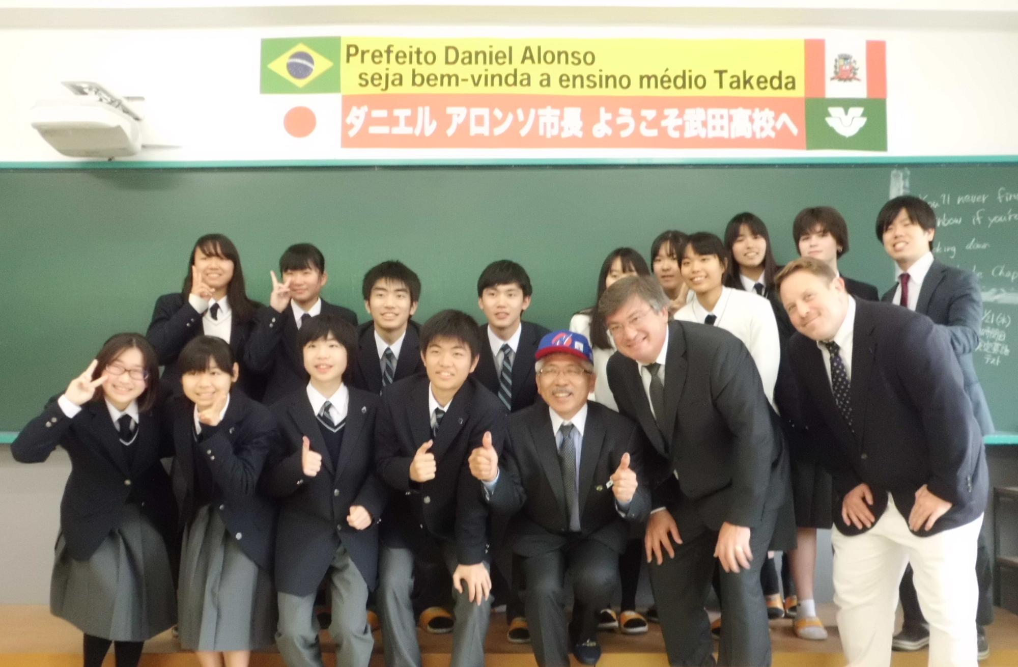 武田高等学校での交流の様子