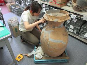 土器棺1（大型の壺）の復元作業の写真