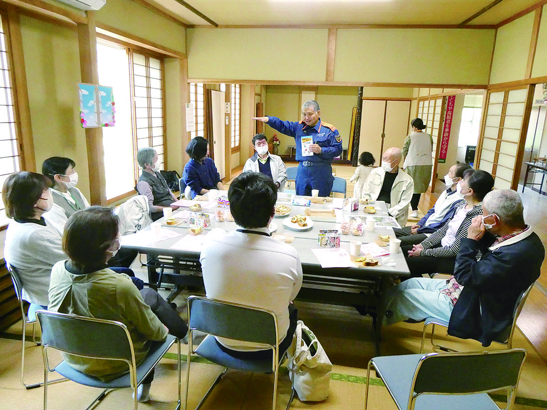 行政や消防署、社協などの 職員を招いて懇談