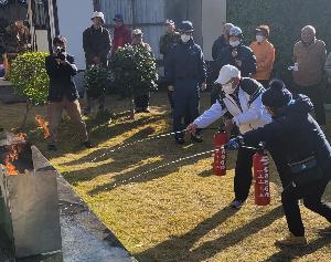 消火器や屋外消火栓設備を実際に 使って訓練