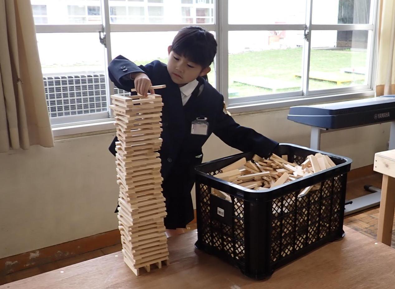 積み木で遊ぶ小学生