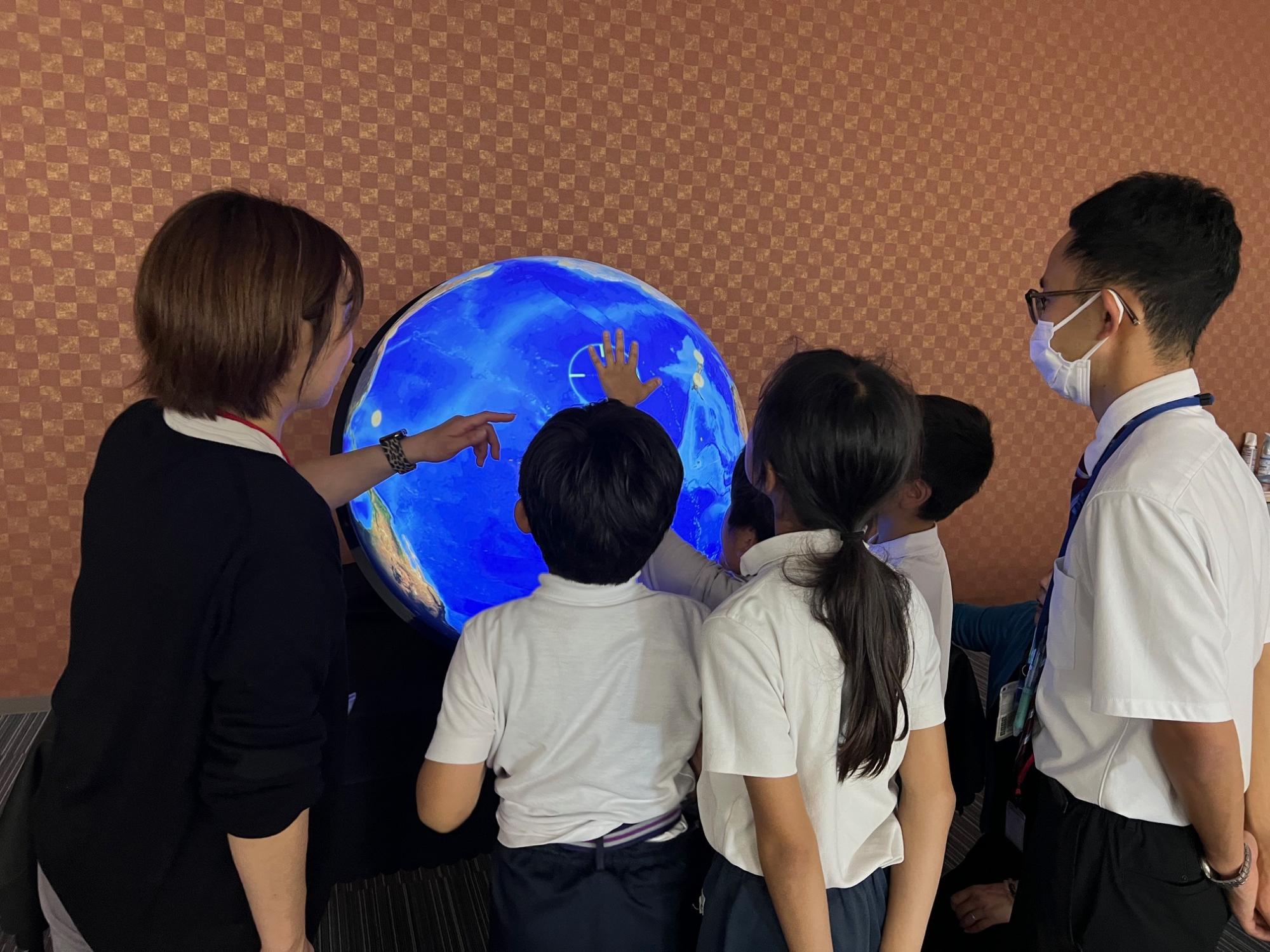 小学生の社会見学とデジタル 地球儀