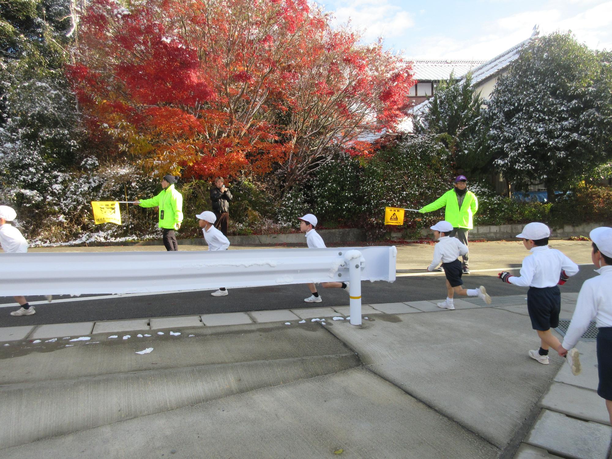 持久走大会を安全に行えるように 地域住民が見守りスタッフとして参加