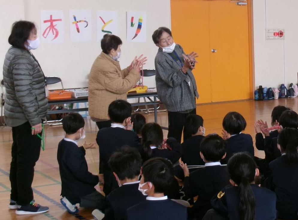 昔遊びを教える授業。あやとりやけん玉、 お手玉などが得意な地域住民が講師を担当