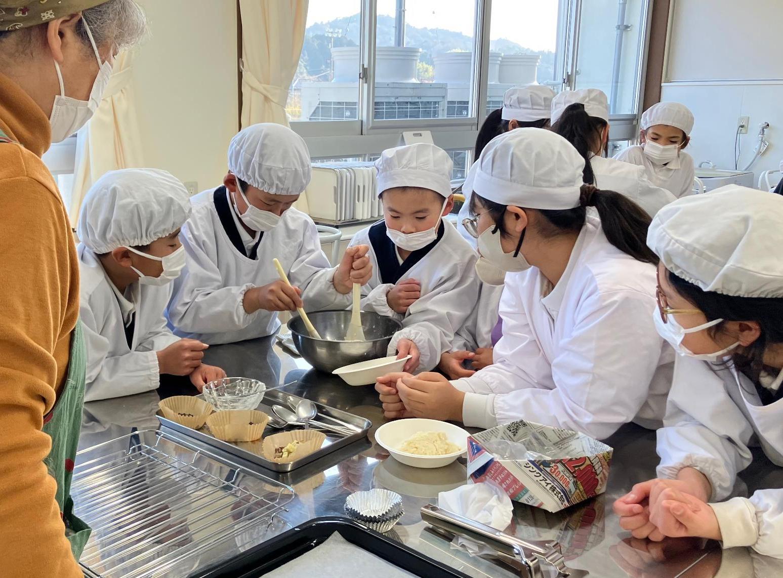 お菓子作りなどの調理実習