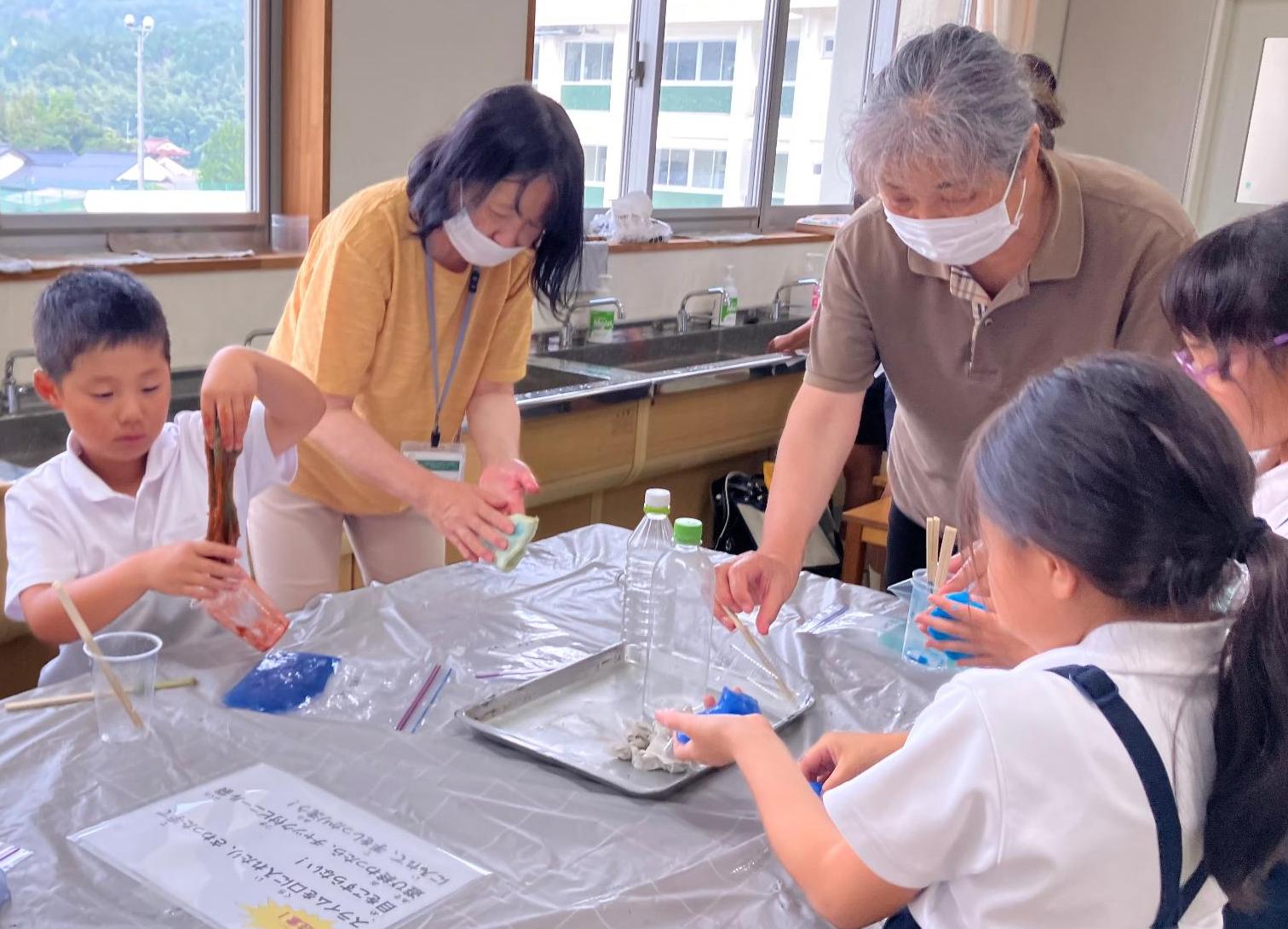 地域住民に教わりながらスライム作り