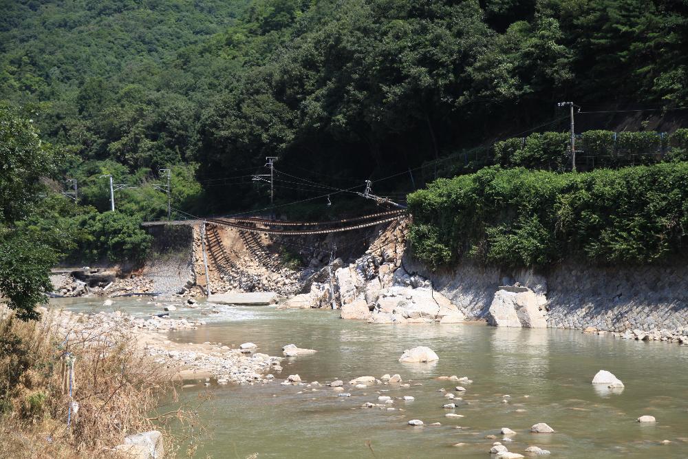 平成30年7月5日から8日にかけて、梅雨前線が西日本付近に停滞。一部では 線状降水帯による大雨が降り続け、各所で大きな被害が発生しました。写真は河内町で発生した土砂崩れによる線路崩落
