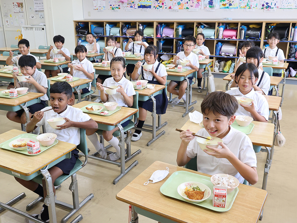 地場産野菜を使った給食を食べる志和小学校の児童