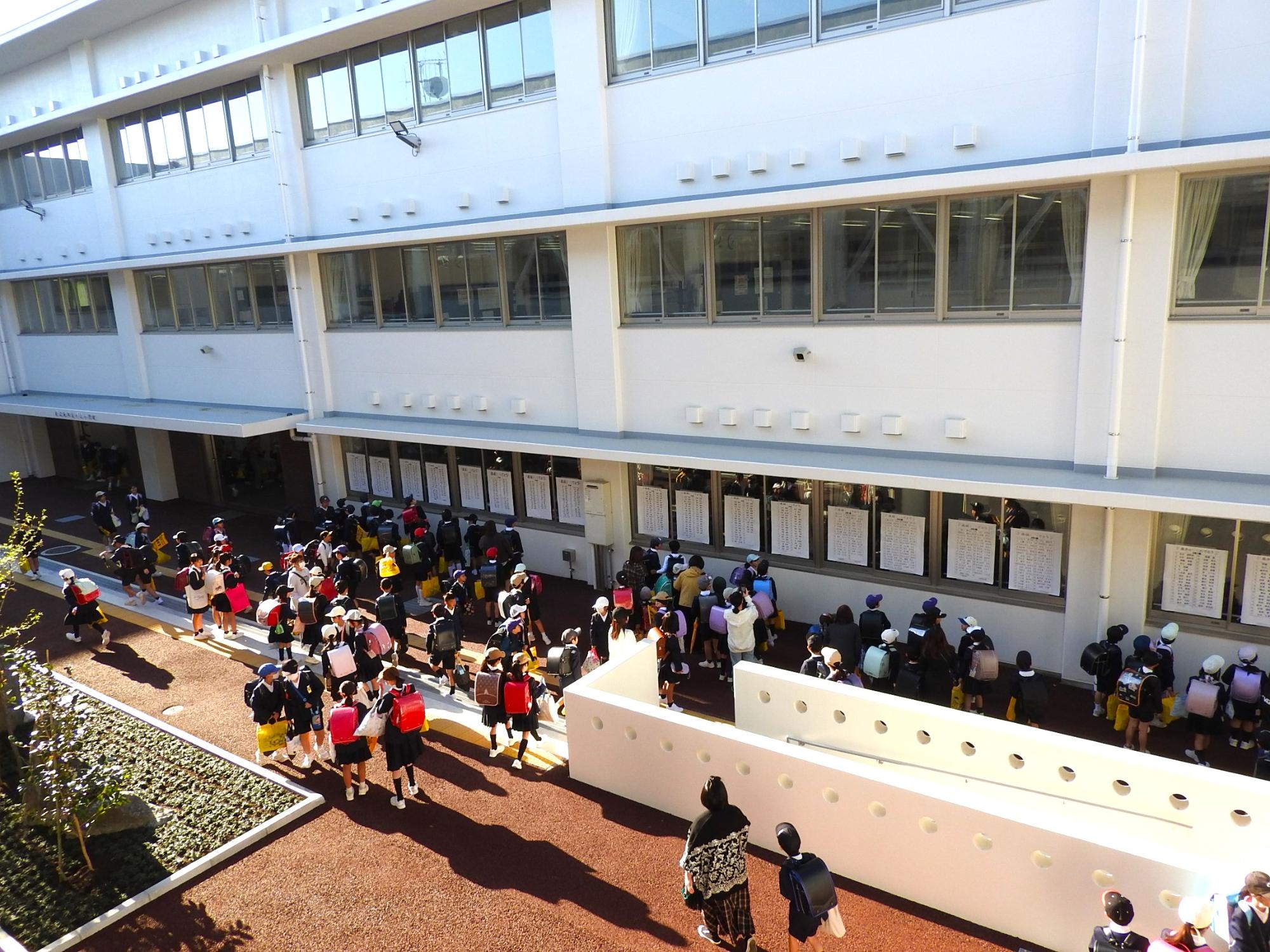 新年度のクラス掲示を確認する様子