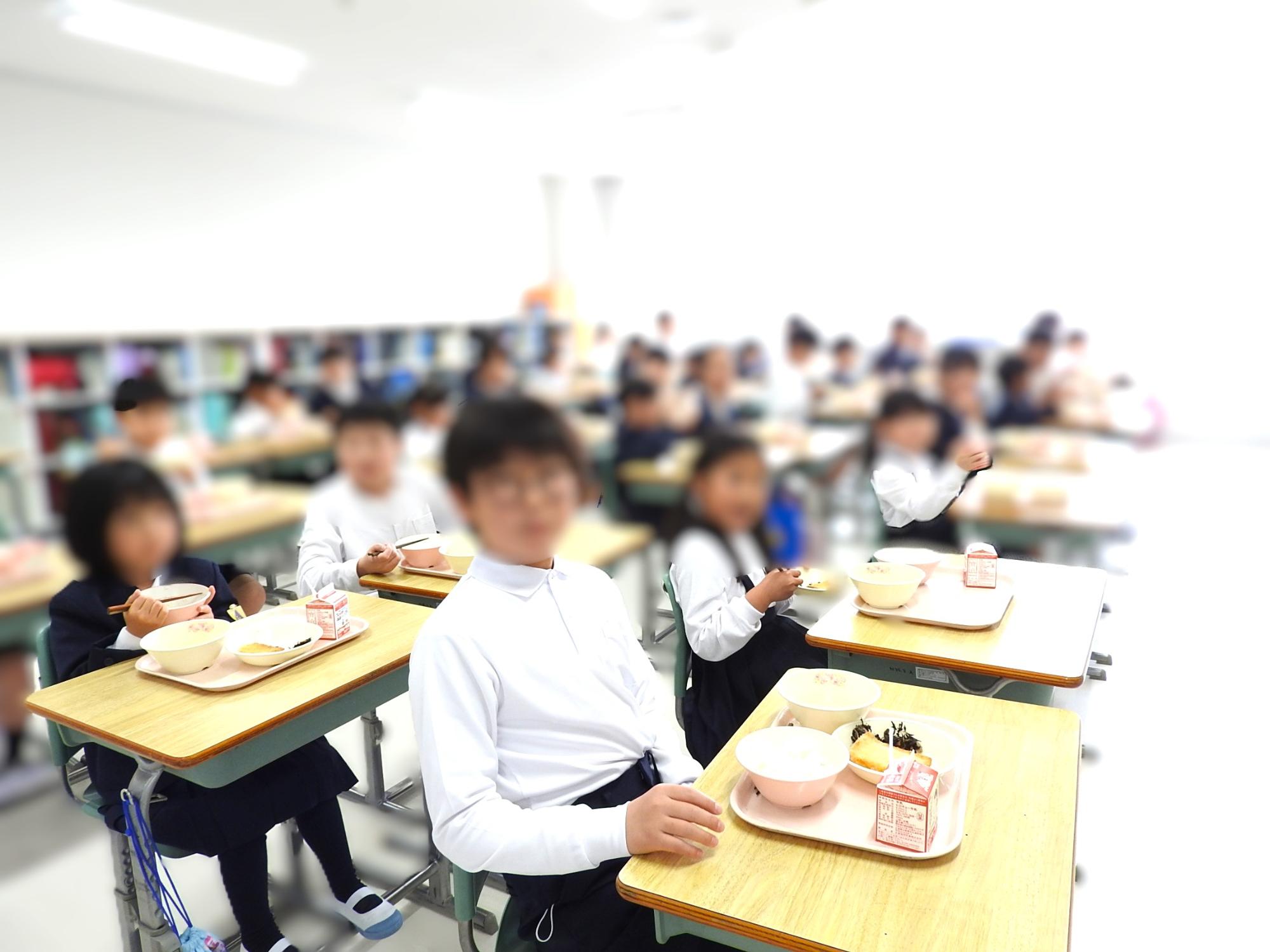 1年生教室で6年生が一緒に給食を食べる様子2