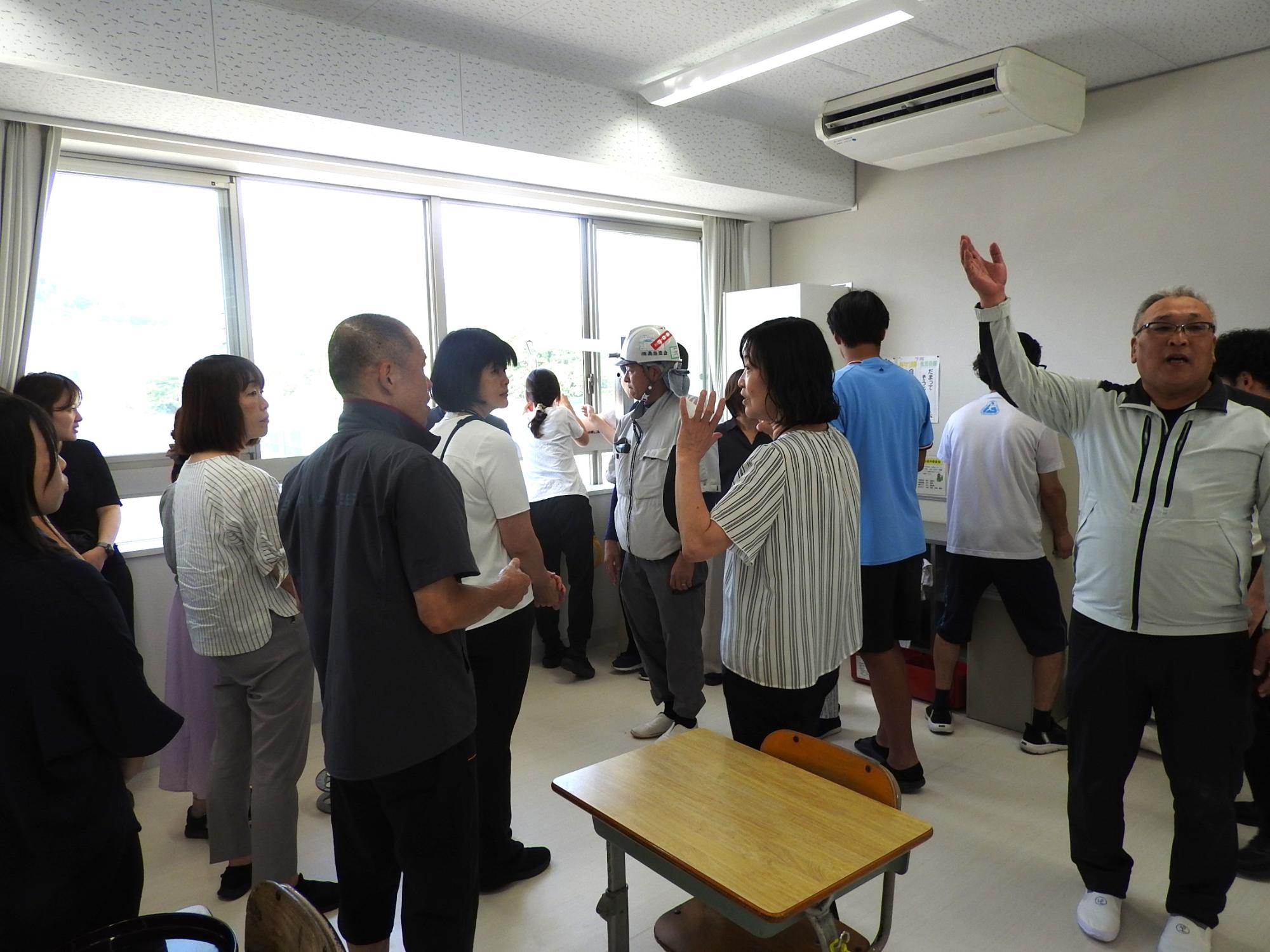 職員研修（避難訓練）の様子2