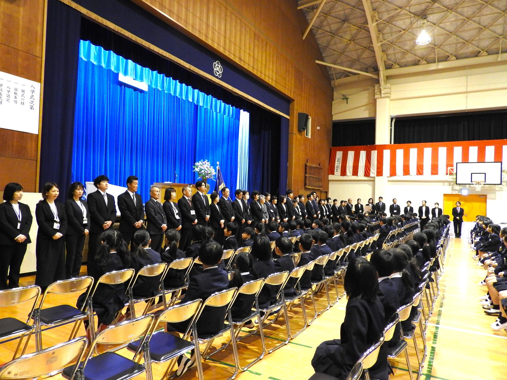 始業式での担任発表の様子