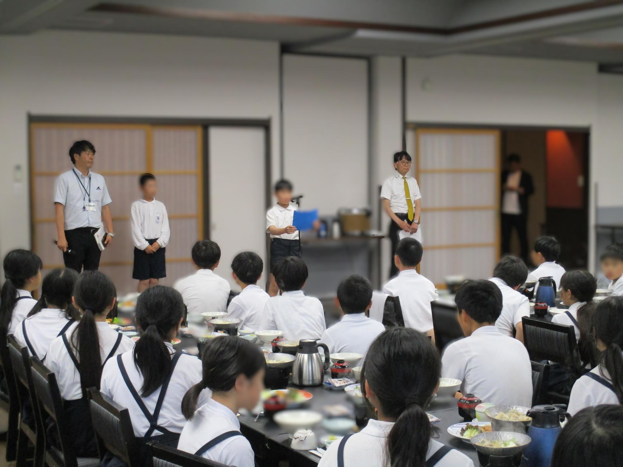 ホテルでの食事の様子