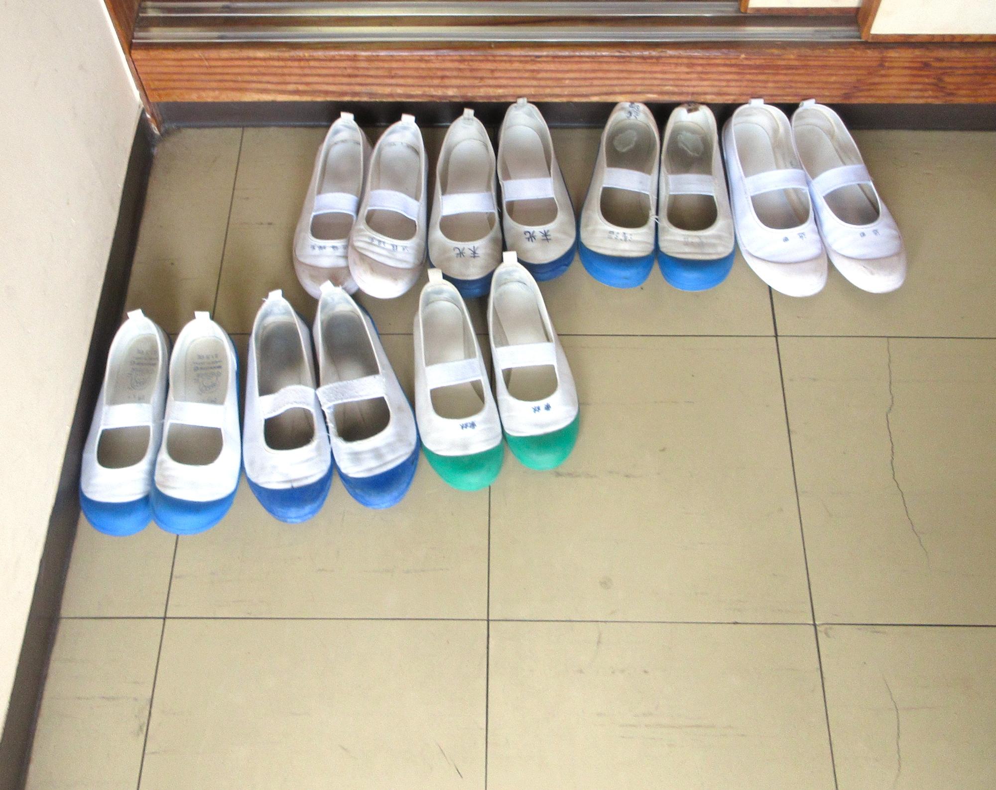 宿泊棟できれいに並べられた上履き