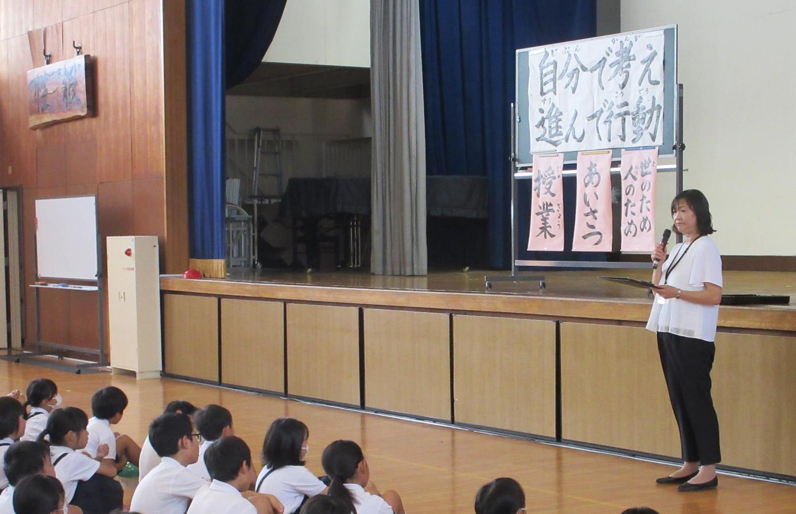 前期後半始まりの会、校長先生からのお話の様子