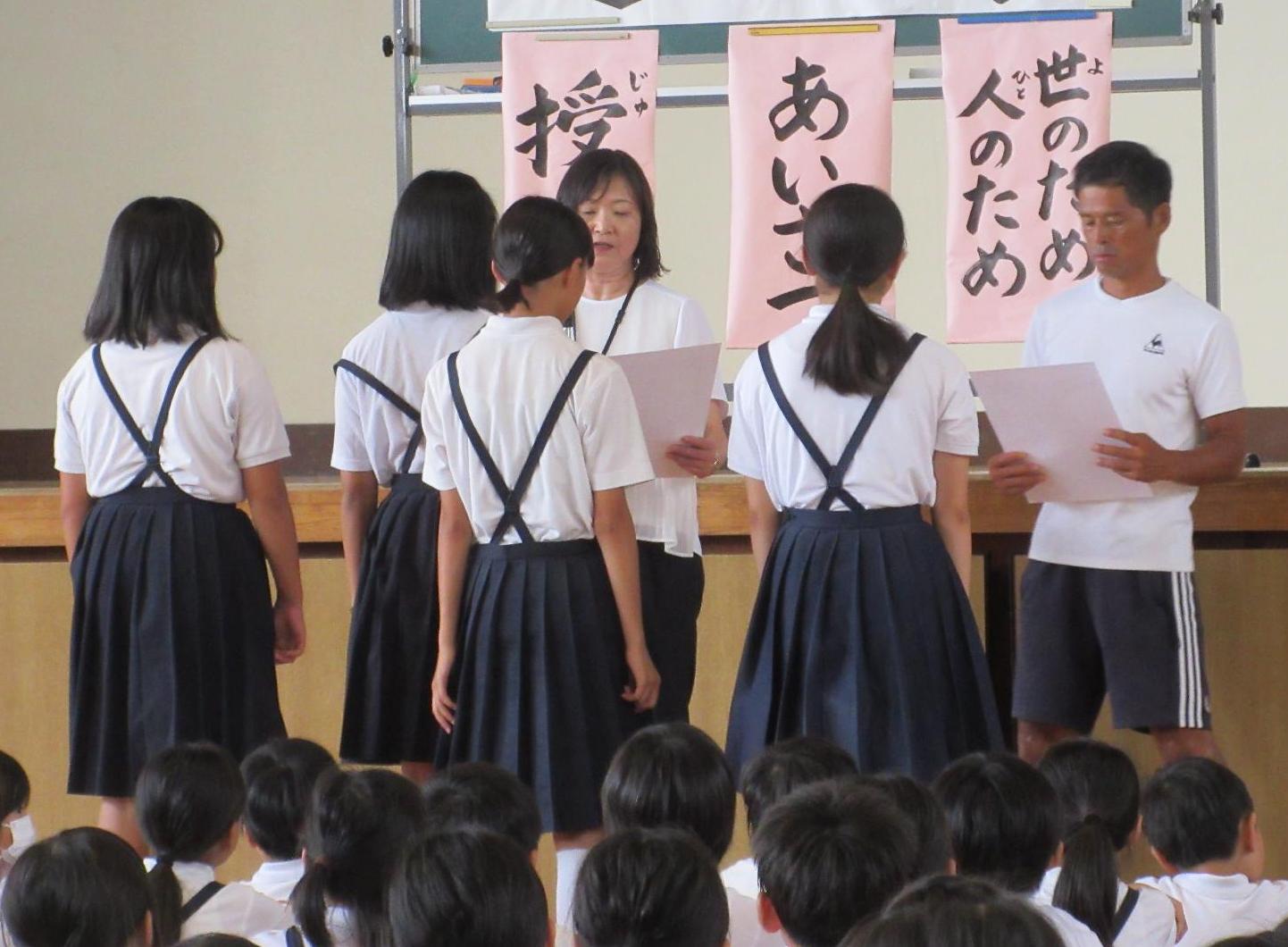 水泳記録会の表彰の様子