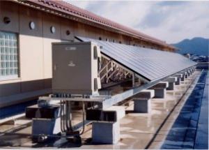 屋上に設置されている太陽光発電装置の写真