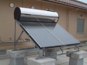 屋上に設置されている太陽熱温水器の写真