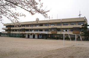 小学校の校舎の写真