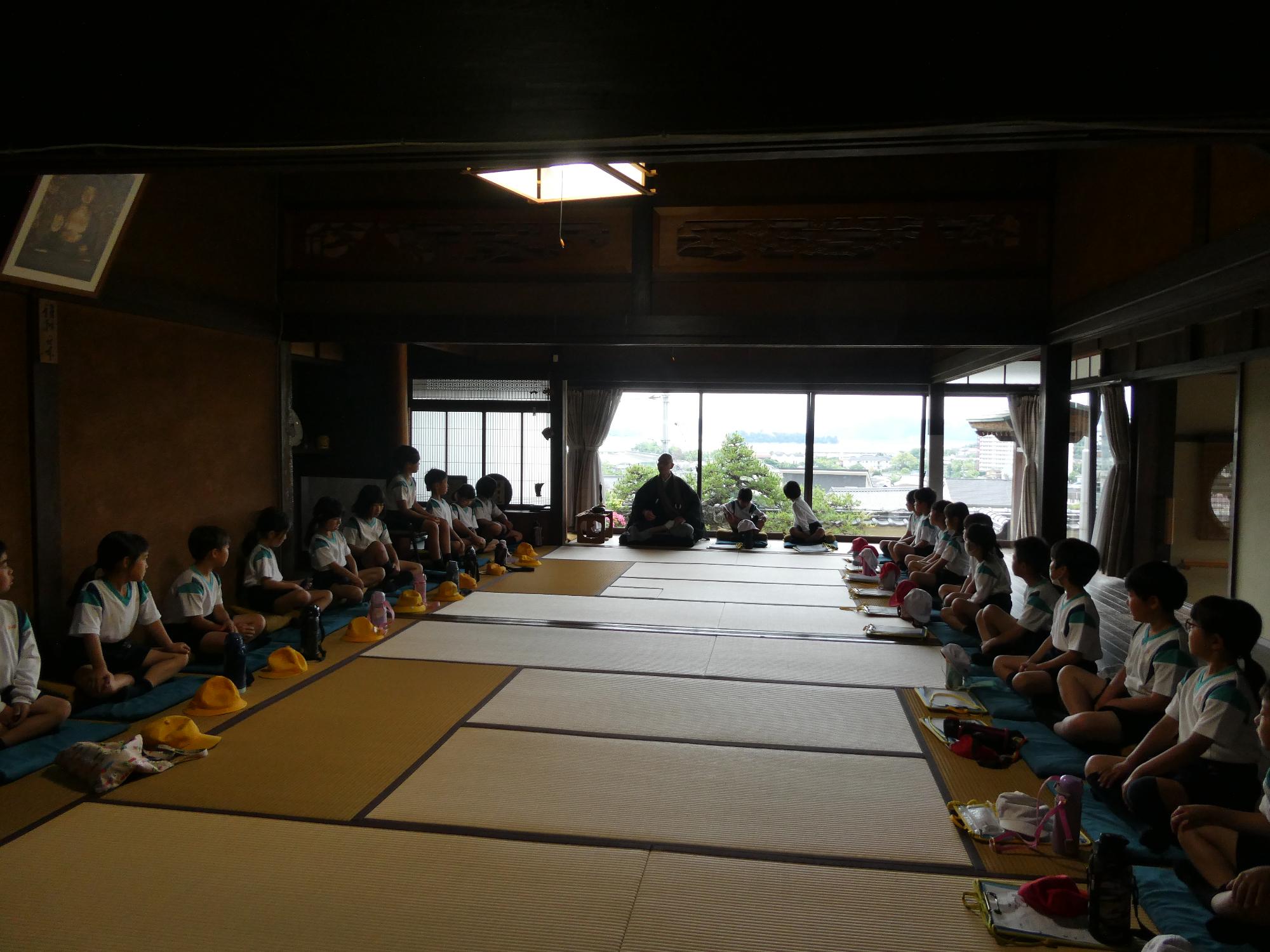 広い座敷で坐禅をくむ様子