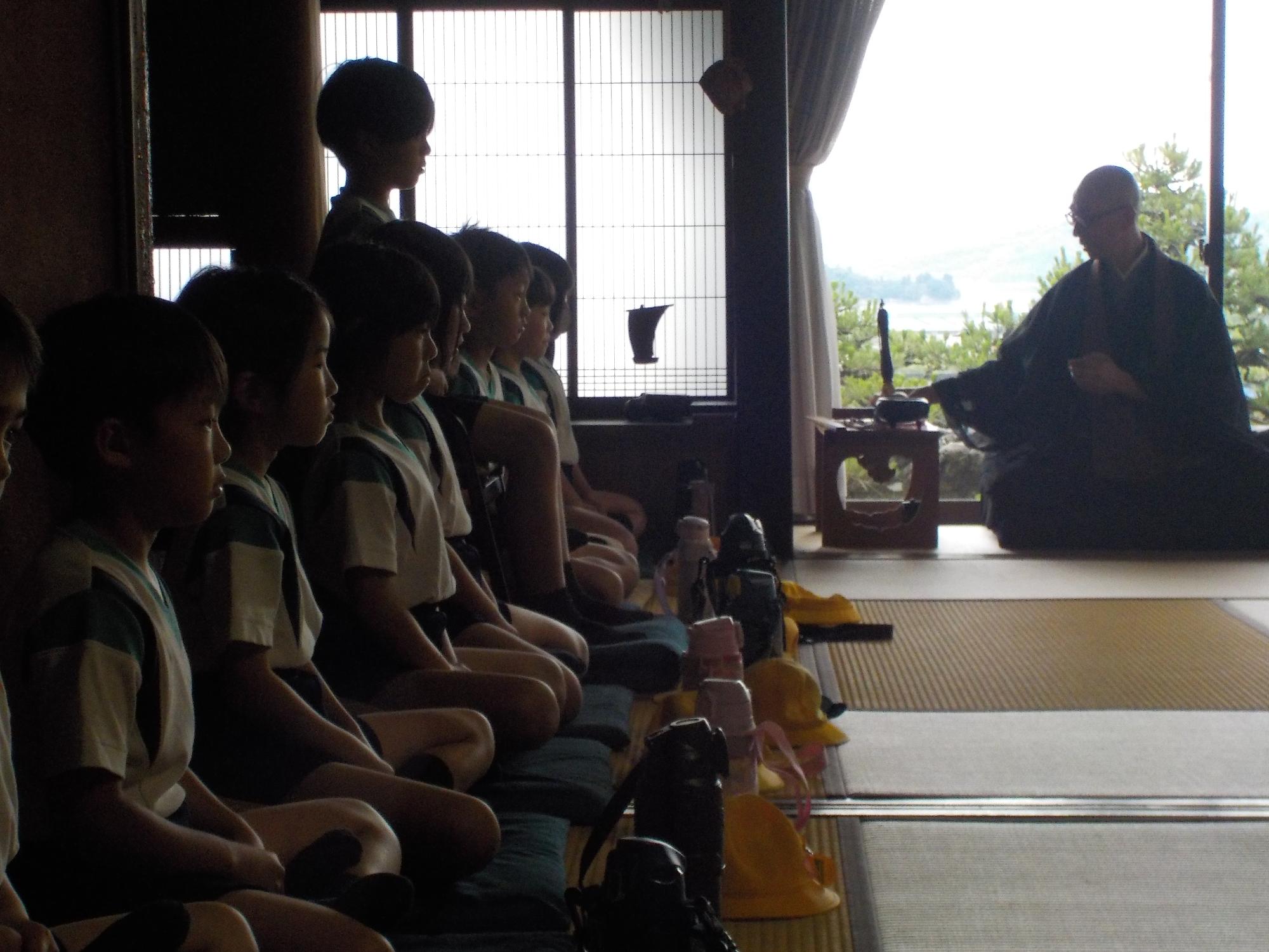 一列に並び坐禅をくむ子供たち