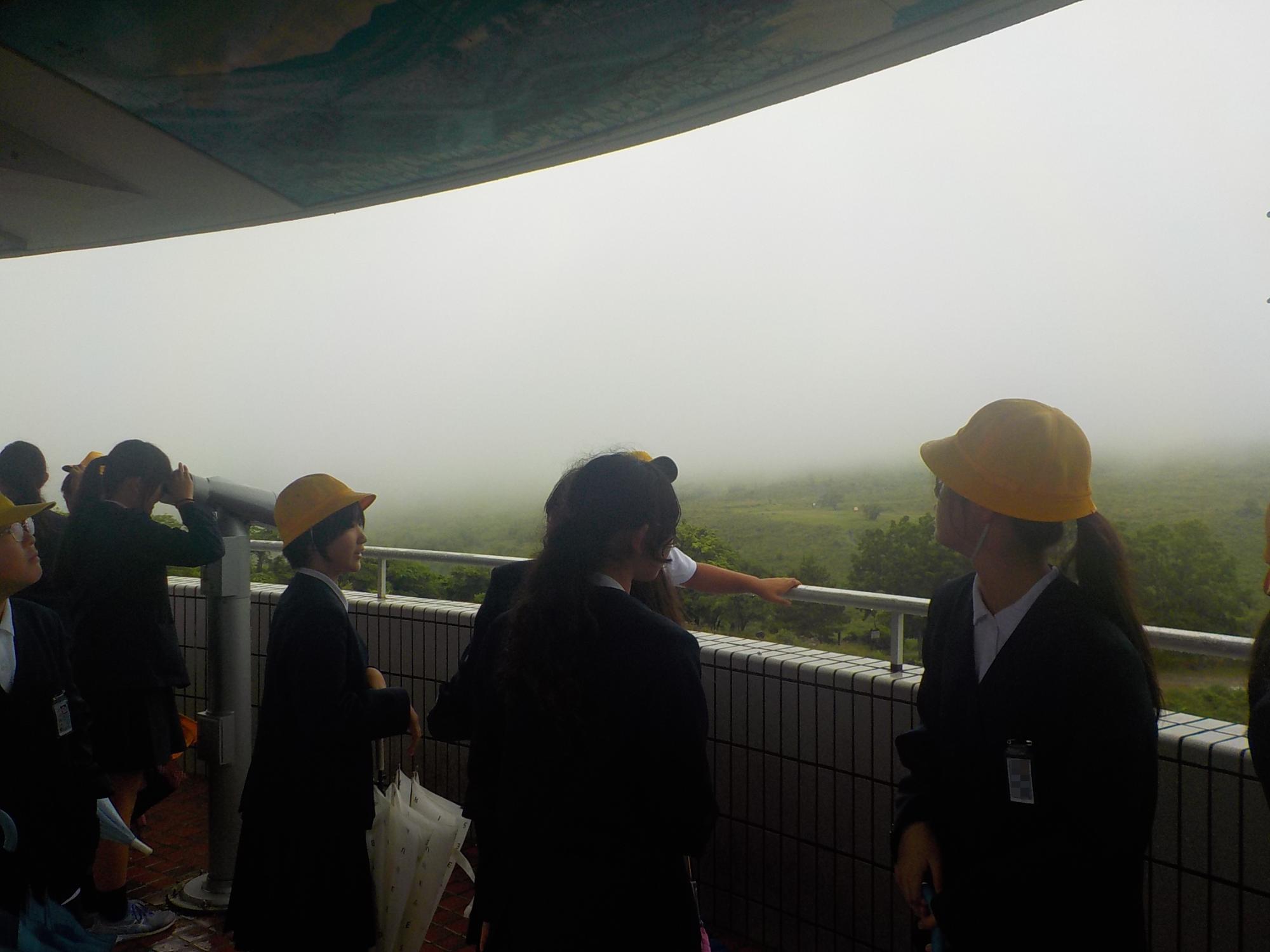 展望台からカルスト台地を見るが霧がかかって見えていない