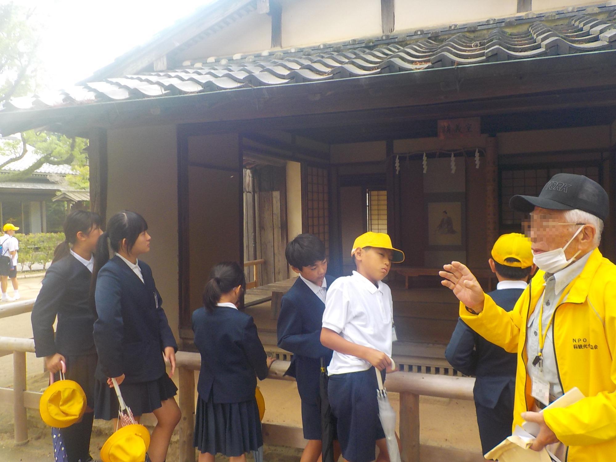 松下村塾前でガイドの話を聞く子供たち