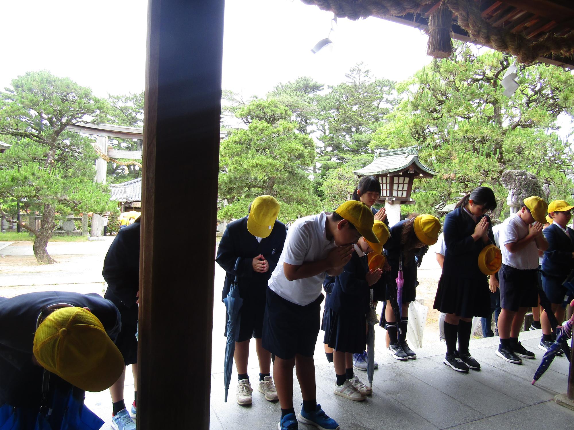 松陰神社に参拝する子供達