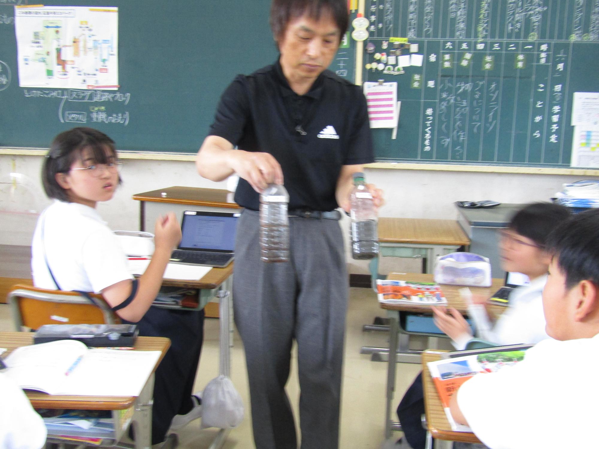ごみ処理をしたときにでた物質を実際に見せている