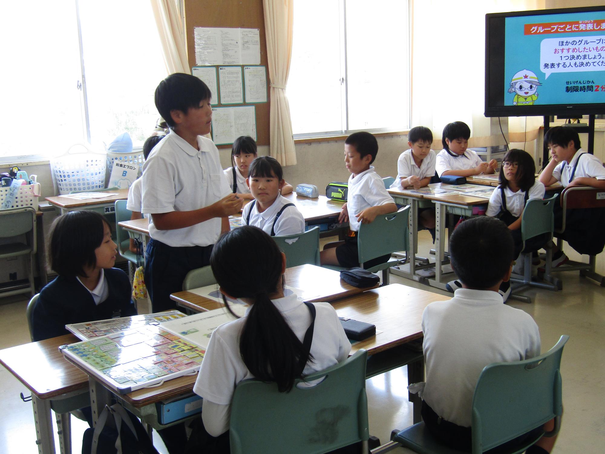 全体に発表する男子児童