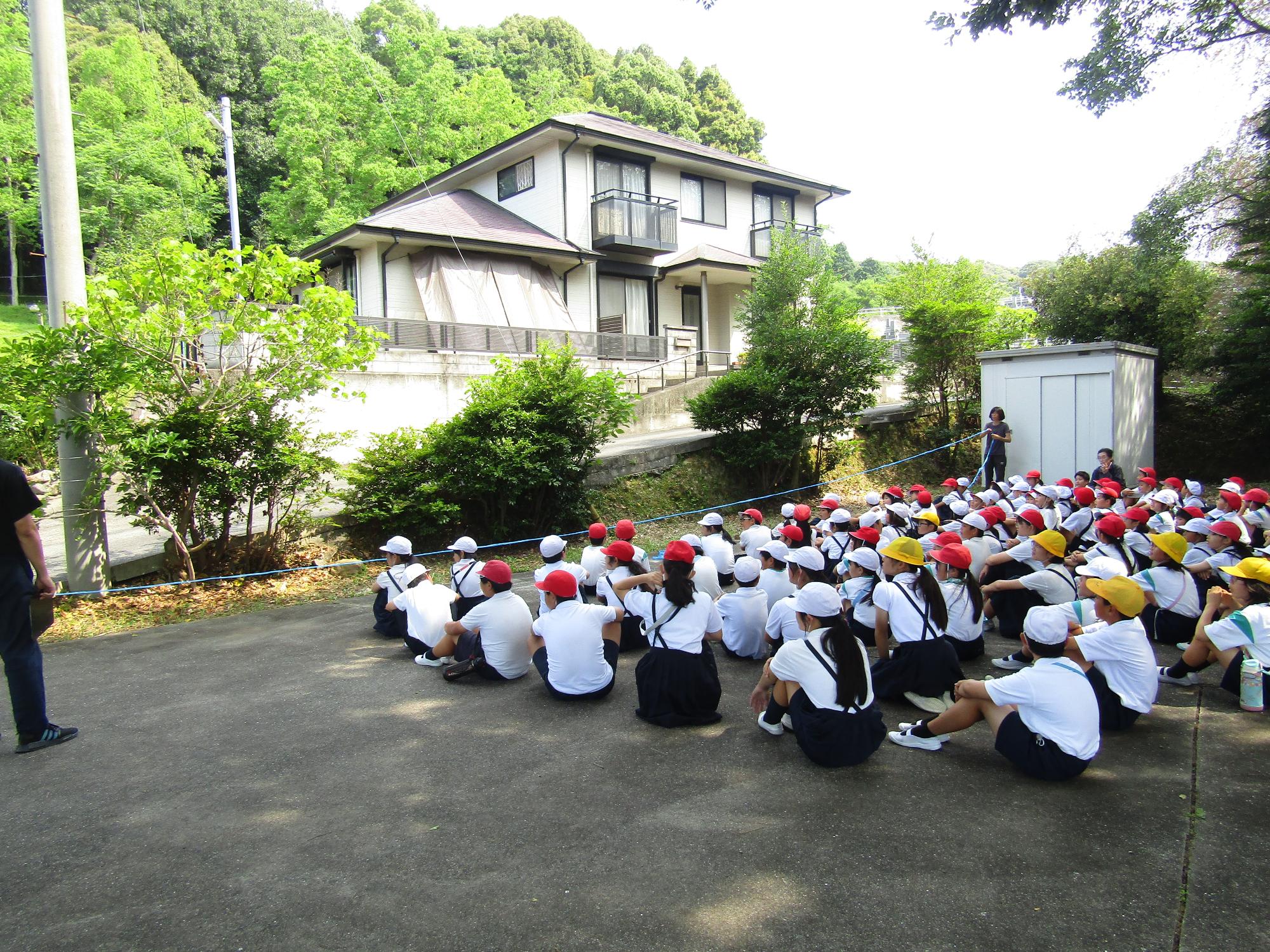 二次避難場所にてビニールひもを使って過去の津波の高さを表現している様子