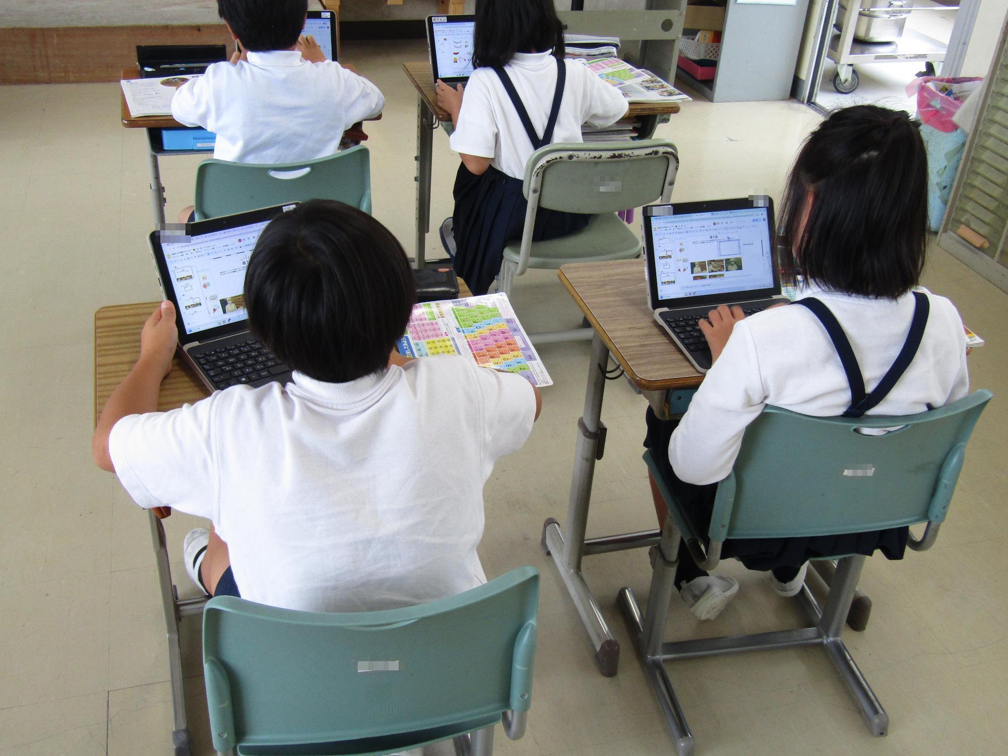 自席でタブレットを使って考えをまとめている様子