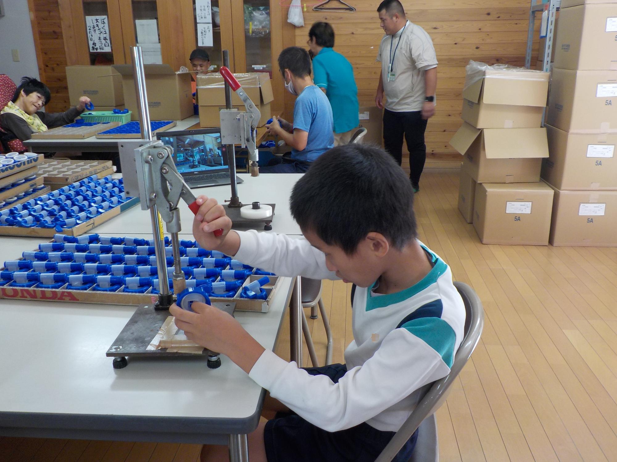 ひとりで作業をする男子児童