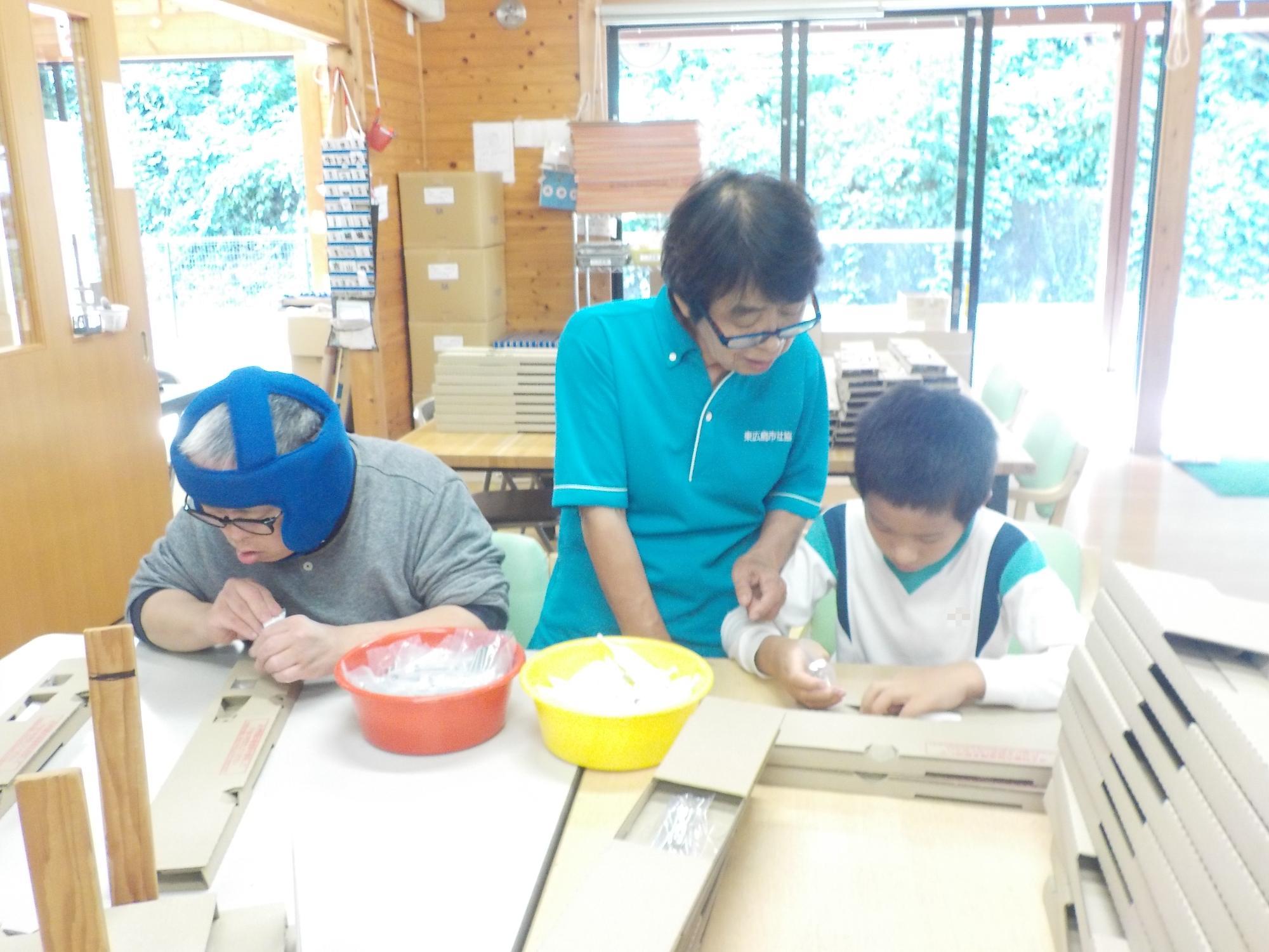 利用者さんと並んで仕事をする様子