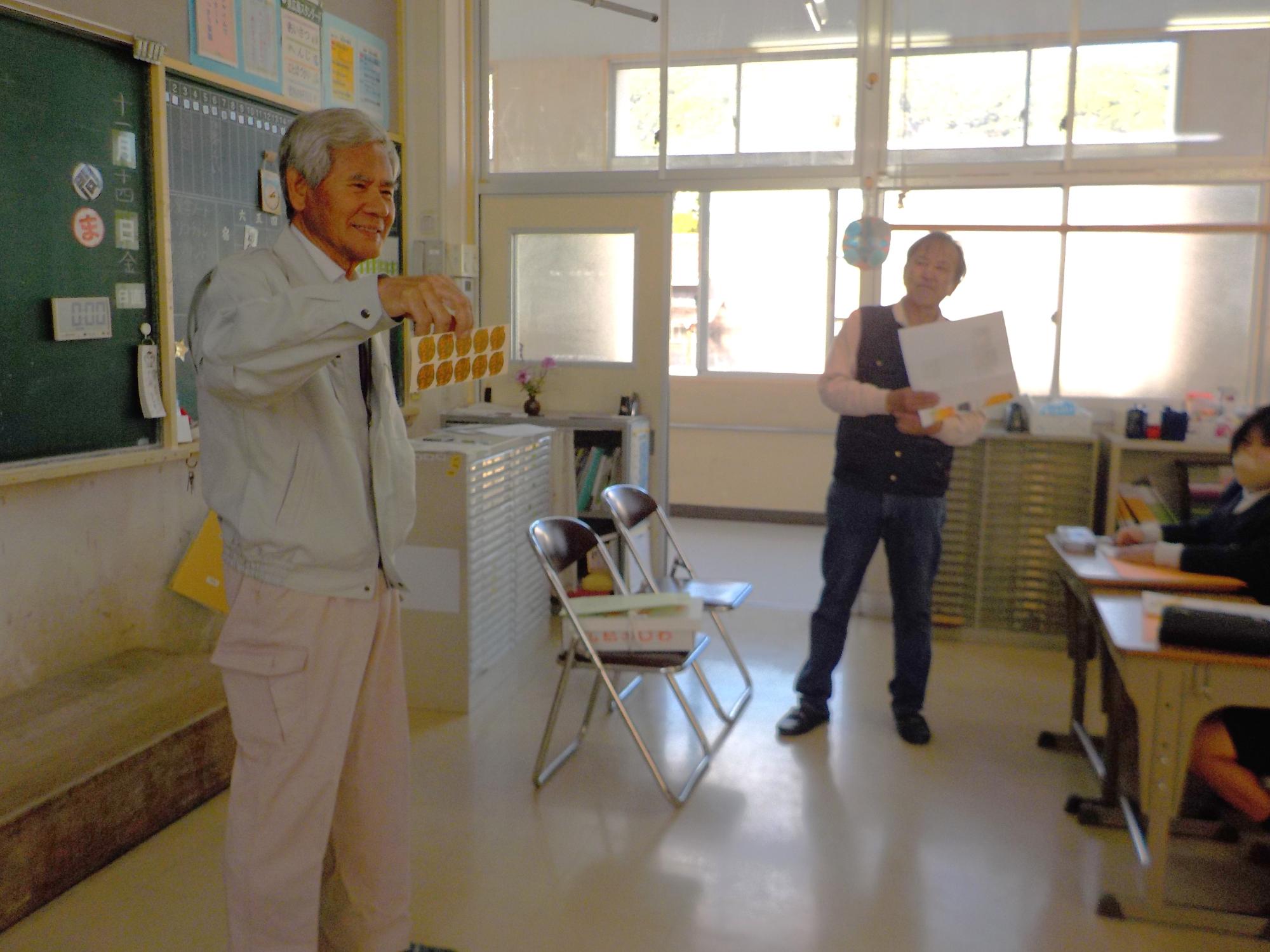 資料を持って説明する男性二人