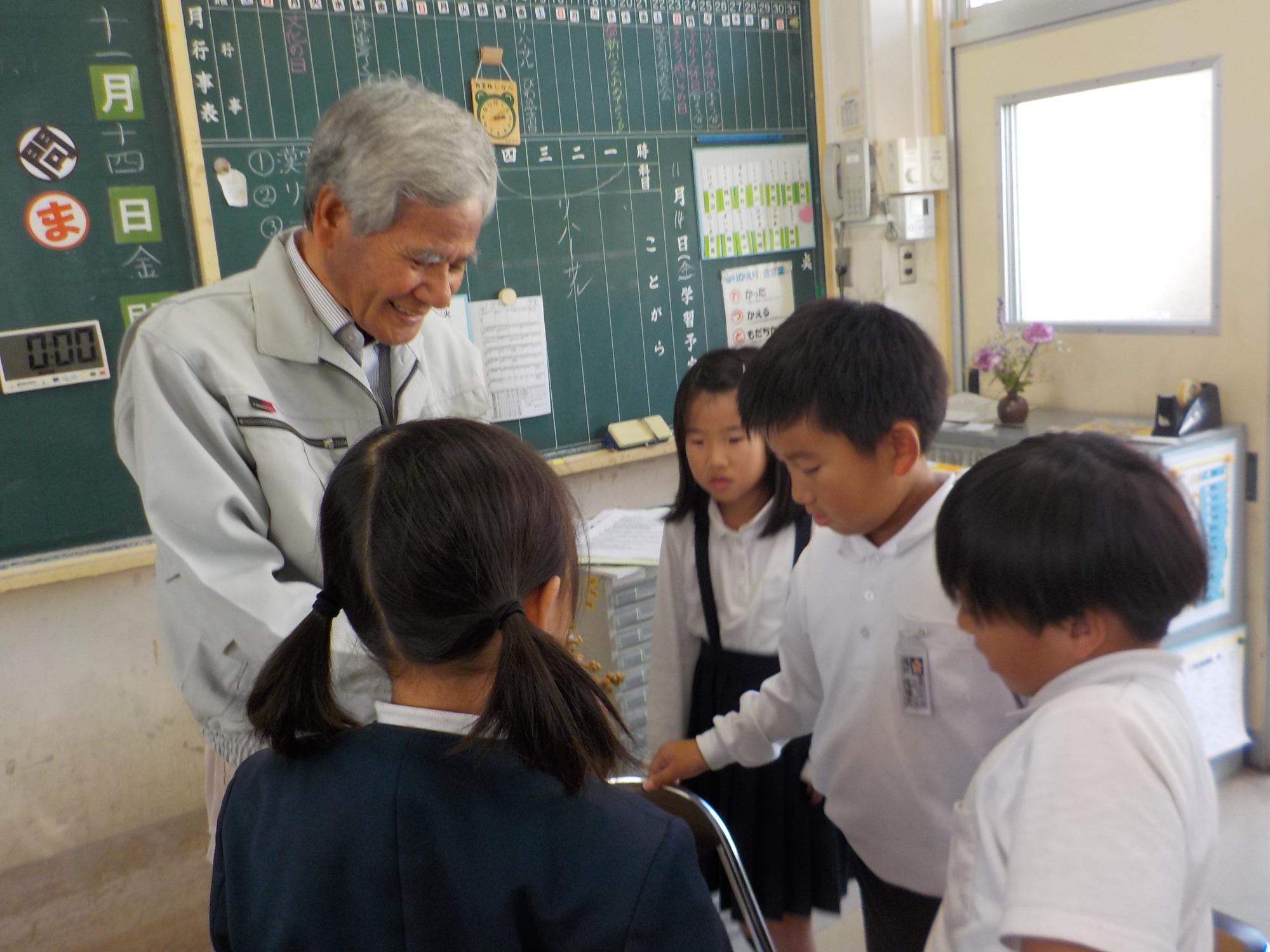 子供達に囲まれる男性