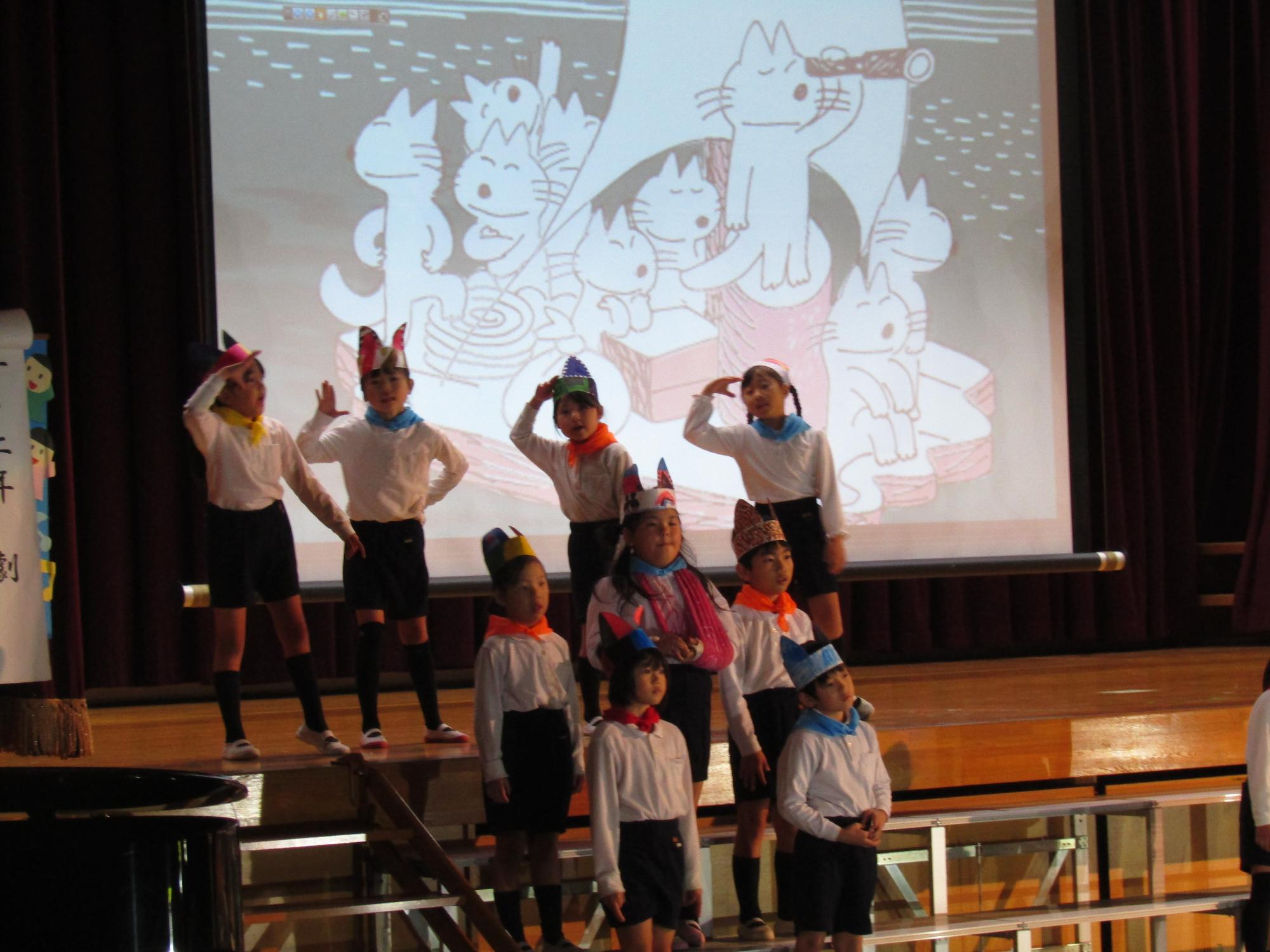 ステージやひな壇で歌う子供たち